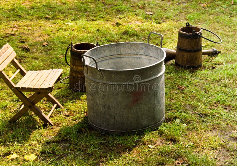 Een Ouderwetse Wasbak Gevuld Water, Een Oud Wasbord Zeep Die Het Wasgoed Wassen Stock Foto - Image of huishouden, babe: 158885624