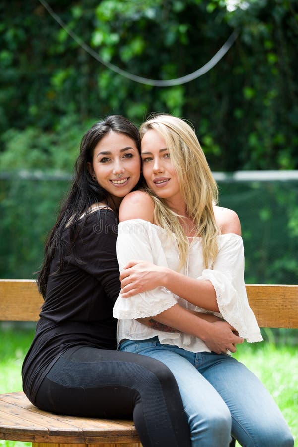 Een Paar Van Trotse Lesbienne In In Openlucht Het Zitten Op Een Houten
