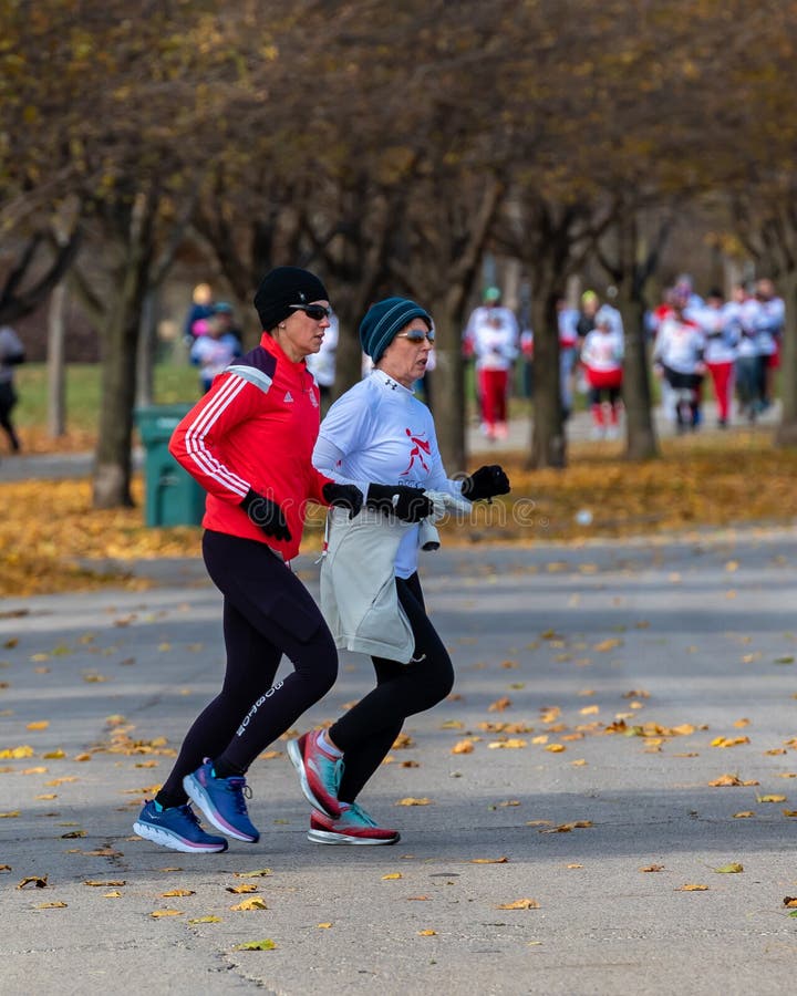 Een paar vrouwen die op de tweede dag van de Poolse Onafhankelijkheidsdag in Chicago op de wedstrijd staan, 5.000 mannen stock afbeelding Een paar vrouwen die op de tweede dag van de Poolse Onafhankelijkheidsdag in Chicago op de wedstrijd staan, 5.000 mannen stock afbeelding