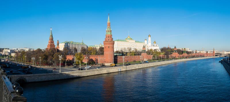 Een panorama van de rivier van het Kremlin en Moskva-, Moskou, Rusland royalty-vrije stock foto's Een panorama van de rivier van het Kremlin en Moskva-, Moskou, Rusland royalty-vrije stock foto's
