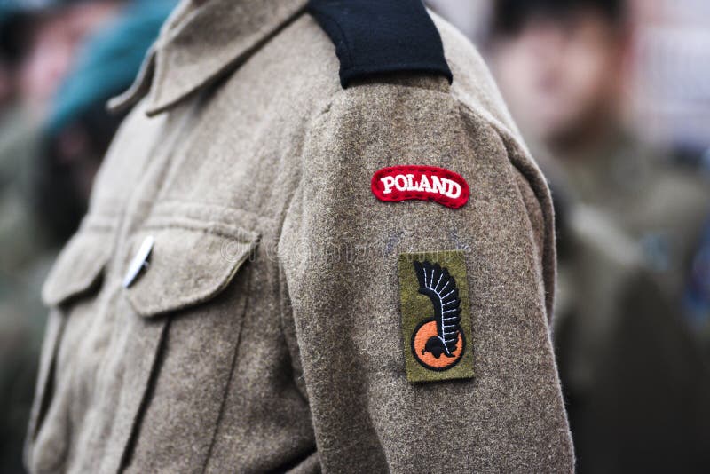 Een Poolse valschermjager van de Tweede Wereldoorlog, een flard op militaire eenvormig, een Pools embleem stock foto's Een Poolse valschermjager van de Tweede Wereldoorlog, een flard op militaire eenvormig, een Pools embleem stock foto's