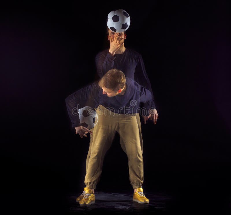 Een portret van een ventilator met bal op grijze studioachtergrond Freestile stock afbeelding Een portret van een ventilator met bal op grijze studioachtergrond Freestile stock afbeelding