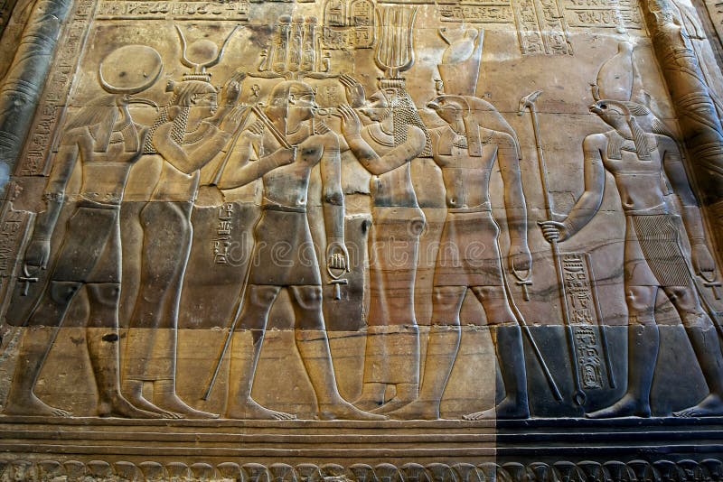 Een prachtig verfraaide muur bij de Tempel van Kom Ombo in Egypte royalty-vrije stock afbeelding Een prachtig verfraaide muur bij de Tempel van Kom Ombo in Egypte royalty-vrije stock afbeelding