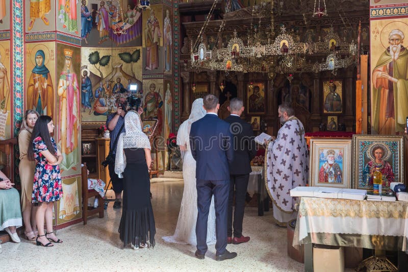 Een priester leest een gebed bij de huwelijksceremonie in de Orthodoxe traditie in Grieks Orthodox klooster van de twaalf apostel royalty-vrije stock foto Een priester leest een gebed bij de huwelijksceremonie in de Orthodoxe traditie in Grieks Orthodox klooster van de twaalf apostel royalty-vrije stock foto