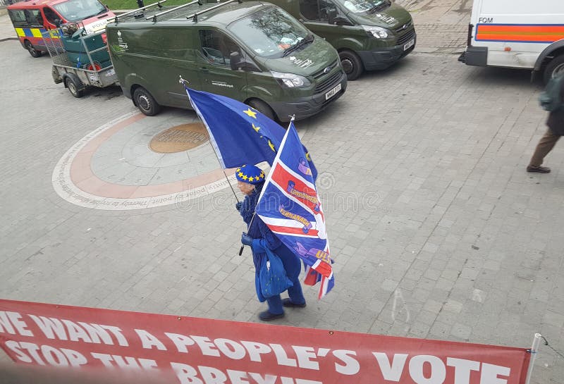 Een protesteerder anti-Brexit met zowel de Britse vlaggen van de EU als royalty-vrije stock foto's Een protesteerder anti-Brexit met zowel de Britse vlaggen van de EU als royalty-vrije stock foto's