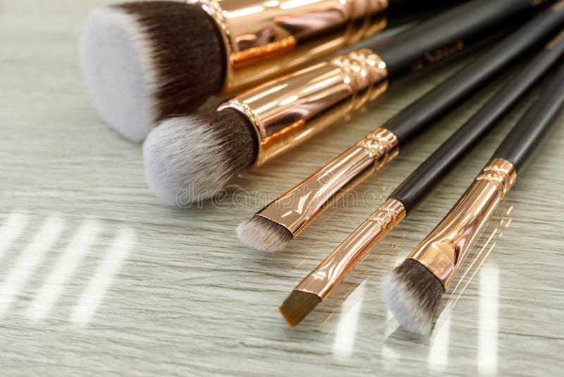 Een reeks borstels voor make-up ligt op de lijst in de schoonheidssalon stock fotografie Een reeks borstels voor make-up ligt op de lijst in de schoonheidssalon stock fotografie