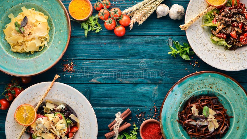 Een reeks schotels Deegwaren met parmezaanse kaaskaas en plantaardige salade en schimmelkaas stock fotografie Een reeks schotels Deegwaren met parmezaanse kaaskaas en plantaardige salade en schimmelkaas stock fotografie