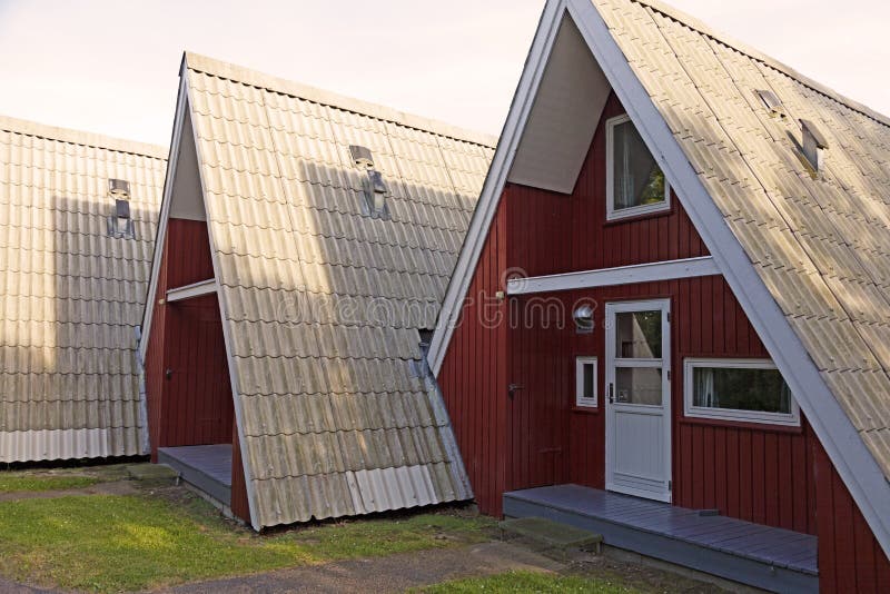 Een rij van de zomerhuizen in Lalandia stock afbeeldingen Een rij van de zomerhuizen in Lalandia stock afbeeldingen