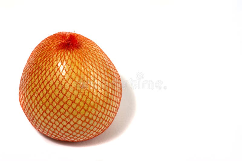 Een rijpe pompelmoes wordt verpakt in een net Pompelmoes op een witte achtergrond wordt ge?soleerd die royalty-vrije stock foto Een rijpe pompelmoes wordt verpakt in een net Pompelmoes op een witte achtergrond wordt ge?soleerd die royalty-vrije stock foto
