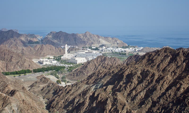 Een rotsachtige mening over een Omani stad dichtbij Muscateldruif die naar het overzees kijken royalty-vrije stock fotografie Een rotsachtige mening over een Omani stad dichtbij Muscateldruif die naar het overzees kijken royalty-vrije stock fotografie