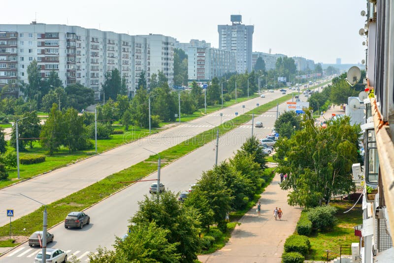 Een ruime groene straat in het district van Nieuwe Stad ulyanovsk royalty-vrije stock foto Een ruime groene straat in het district van Nieuwe Stad ulyanovsk royalty-vrije stock foto