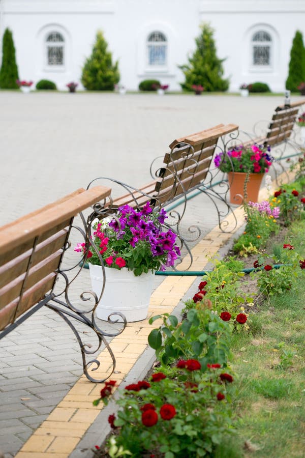 Een rustende plaats door de weg Mooie winkels royalty-vrije stock afbeeldingen