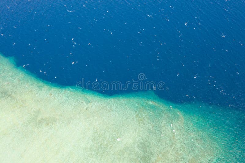 Een satellietbeelddeel van het witte eiland met glasheldere overzees