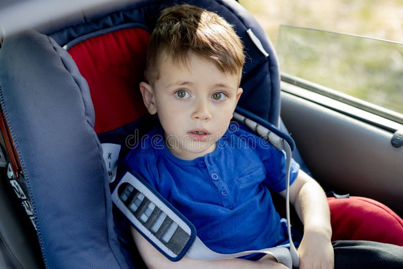 Een Schattige - Jarige Jongen Die Op Een Veilige Autostoel Zit En Huilt Terwijl Hij Met De Auto Naar Huis Gaat . Stock Foto - Image bescherming, 193627514