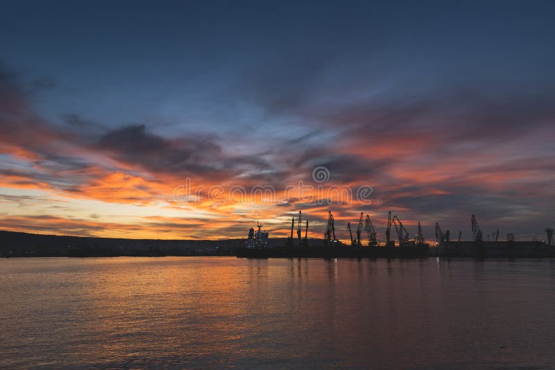 Een schilderachtige zonsondergang over de overzeese post in Varna royalty-vrije stock fotografie Een schilderachtige zonsondergang over de overzeese post in Varna royalty-vrije stock fotografie