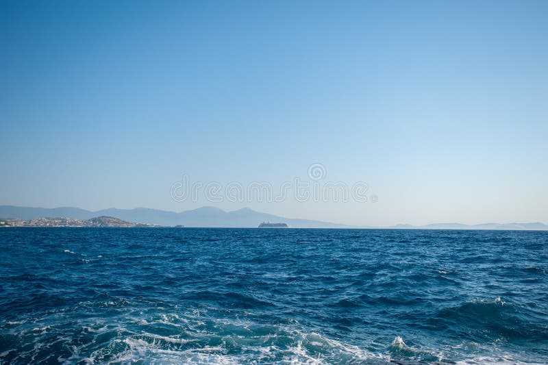 Een schip ver in het overzees, dragende toeristen stock fotografie Een schip ver in het overzees, dragende toeristen stock fotografie
