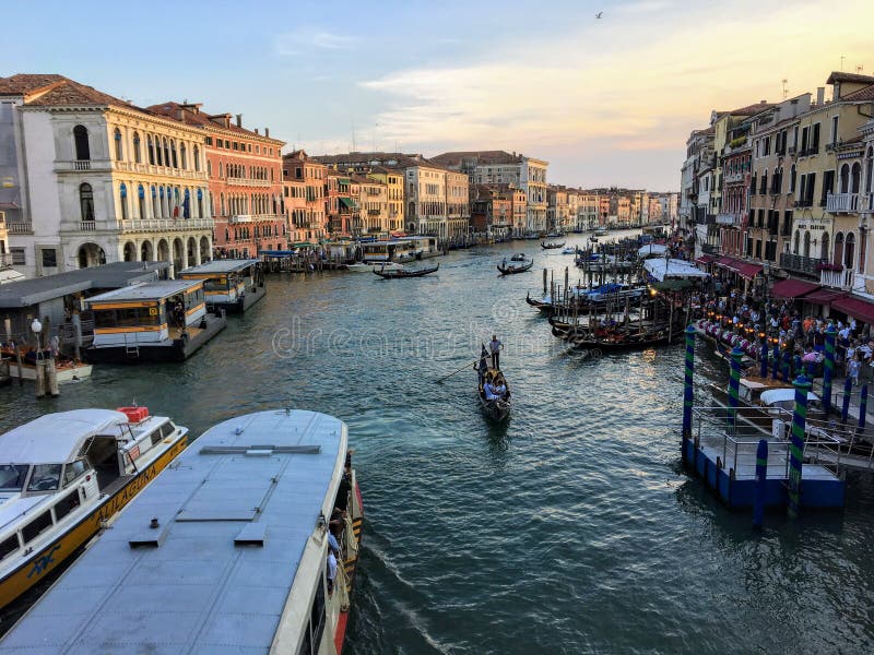 Een schitterende mening van het grote kanaal op een mooie zonnige avond in Venetië, Italië stock foto Een schitterende mening van het grote kanaal op een mooie zonnige avond in Venetië, Italië stock foto
