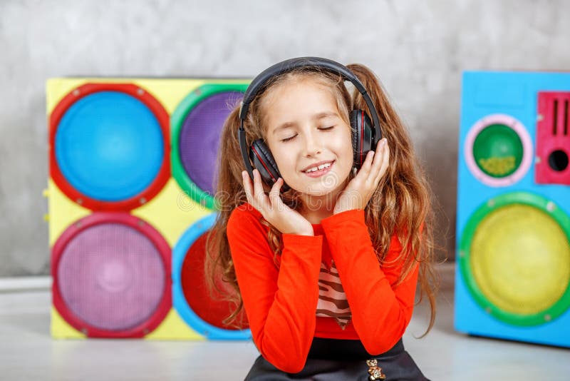 Download Een Schoolmeisje Luistert Aan Muziek In De Hoofdtelefoons Concept Mu Stock Foto - Afbeelding bestaande uit levensstijl, cellphone: 107703948