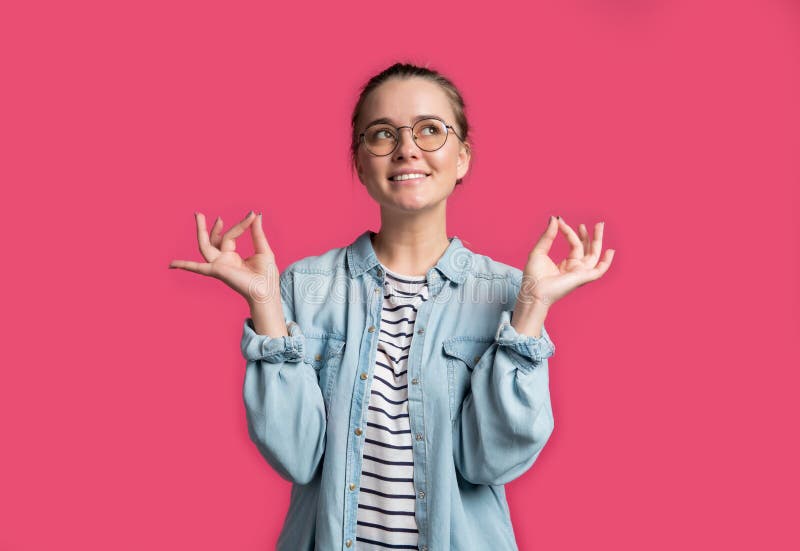 Een schot van tevreden jonge mooie glimlachende blonde vrouw toont o.k. teken, tegen roze achtergrond stock afbeelding Een schot van tevreden jonge mooie glimlachende blonde vrouw toont o.k. teken, tegen roze achtergrond stock afbeelding