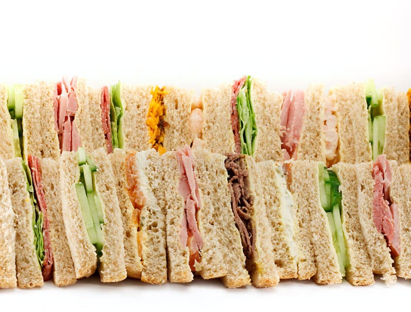 Een schotel van Driehoekige Sandwiches stock afbeeldingen Een schotel van Driehoekige Sandwiches stock afbeeldingen