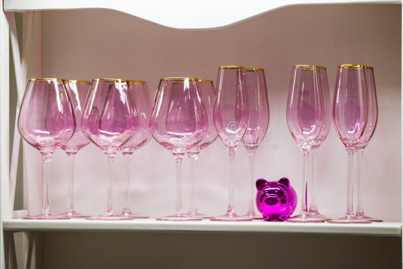 Stam Gezichtsveld Microprocessor Een Set Roze Glazen Met Een Gouden Velg, Mooie Wijnglazen Van Modern Design  Om Een Bruiloft En Feestdagen Te Versieren Stock Foto - Image of begrip,  drinkbeker: 170823146