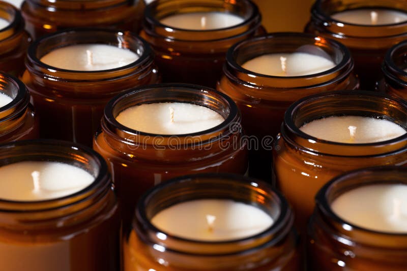 Een set verschillende aroma - soja - en kokokosblaaskaarsen in bruine glazen potten. gescenteerde handgemaakte kaars. zeekaarten i