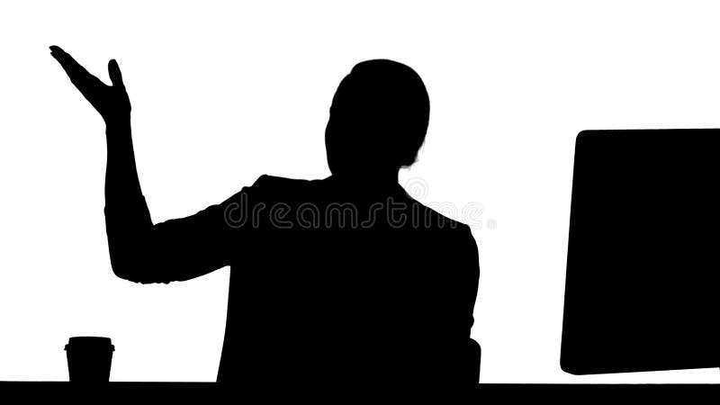 Een silhouette dame kijkt en praat met camera op haar werk bureau en wijst naar de zijkanten.