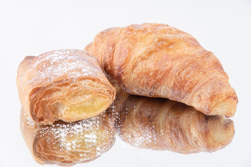 Een smakelijk bladerdeeg en een vers gebakken croissant stock afbeelding Een smakelijk bladerdeeg en een vers gebakken croissant stock afbeelding