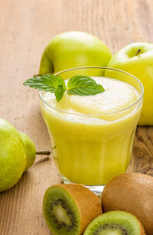 Een smoothie maakte van kiwi, peren en appel stock foto Een smoothie maakte van kiwi, peren en appel stock foto