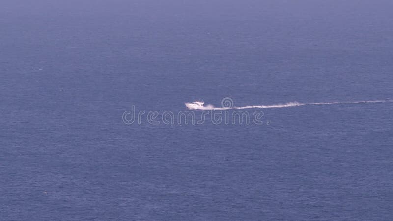 Een snelle motorboot door de blauwe oceaan