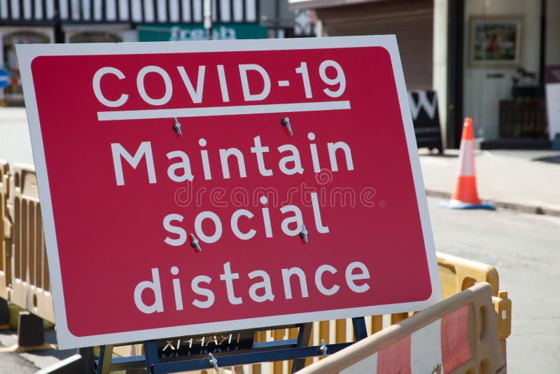 Een sociaal afstands - bord voor covid 19 in stratford upon avon in warwickshire in het verenigd koninkrijk