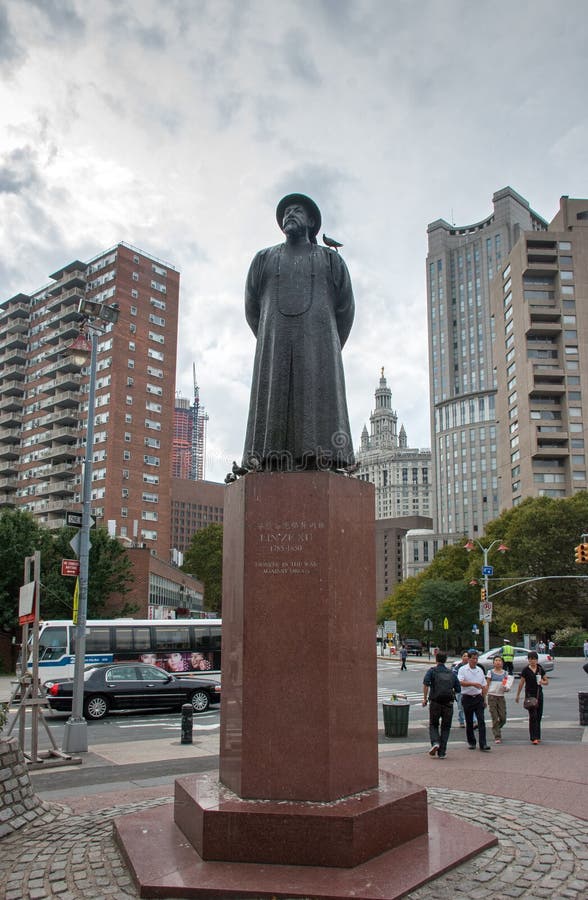 Een standbeeld van Lin Zexu bij Chatham-Vierkant in Chinatown, de Stad van New York, de V.S. stock fotografie Een standbeeld van Lin Zexu bij Chatham-Vierkant in Chinatown, de Stad van New York, de V.S. stock fotografie