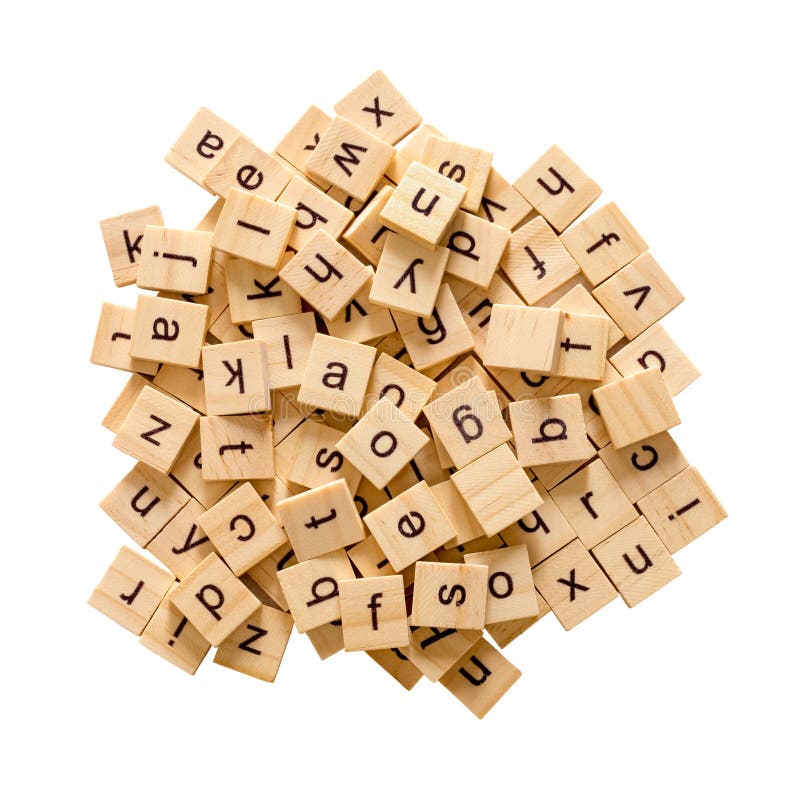 Een stapel alfabetletters op houten scheurbare stukken, geïsoleerd op een witte achtergrond met knippad