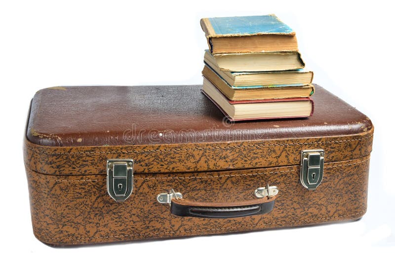 Een stapel boeken op een oude die leerkoffer op een witte achtergrond wordt geïsoleerd stock afbeelding Een stapel boeken op een oude die leerkoffer op een witte achtergrond wordt geïsoleerd stock afbeelding