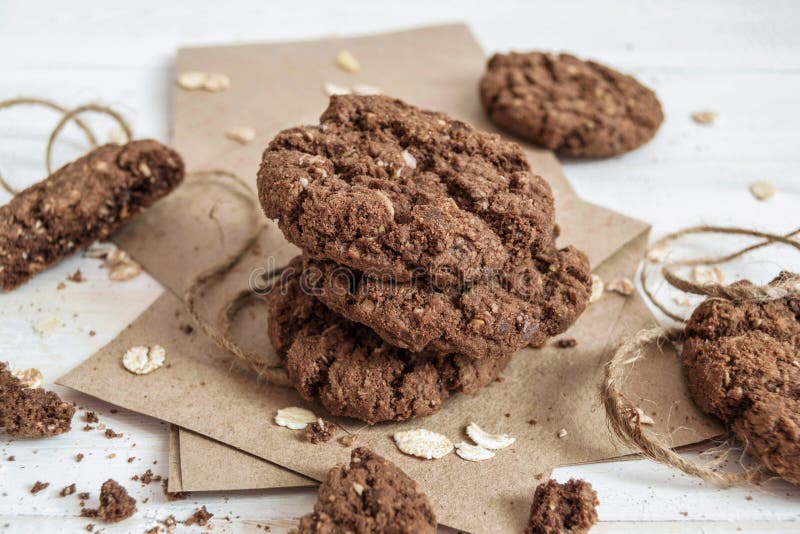 Een stapel chocoladekoekjes op ambachtdocument royalty-vrije stock foto Een stapel chocoladekoekjes op ambachtdocument royalty-vrije stock foto