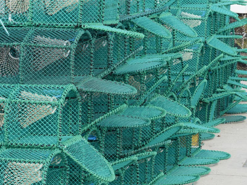 Een Stapel Nieuwe Zeekreeftpotten op een Haven royalty-vrije stock foto Een Stapel Nieuwe Zeekreeftpotten op een Haven royalty-vrije stock foto