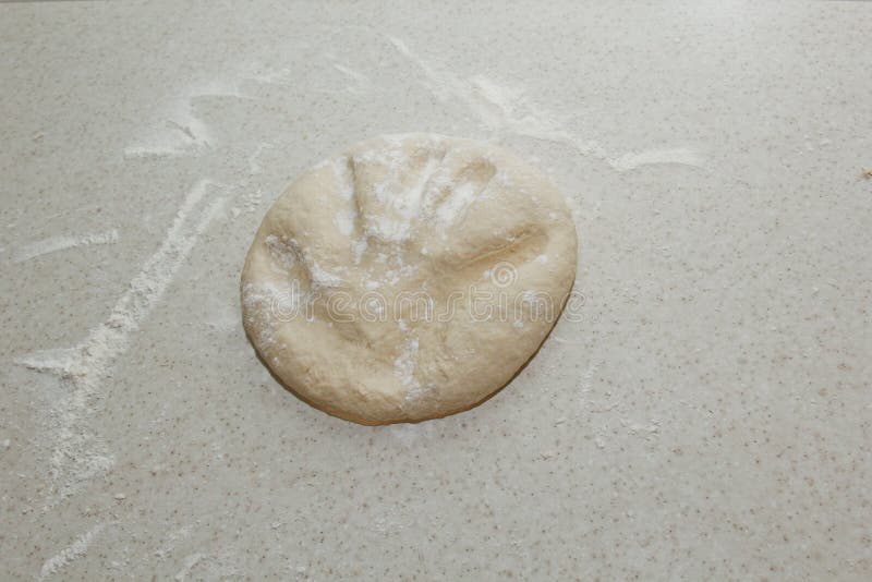 Een stapel van gekneed die deeg met tarwemeel wordt bestrooid ligt op een witte keukenlijst Hoogste mening Het bakken, het koken royalty-vrije stock foto's Een stapel van gekneed die deeg met tarwemeel wordt bestrooid ligt op een witte keukenlijst Hoogste mening Het bakken, het koken royalty-vrije stock foto's