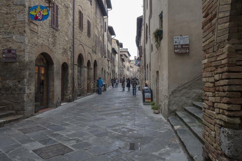 Een straat in de stadscentrum van San Gimignano, Itali? stock fotografie Een straat in de stadscentrum van San Gimignano, Itali? stock fotografie