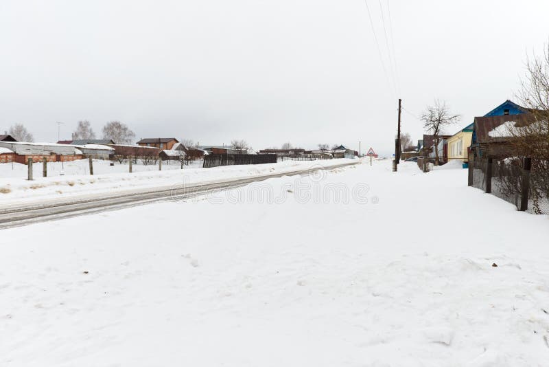 Een straat in het dorp van Atnashevo, Kanashsky-District, op een de winterdag royalty-vrije stock afbeeldingen Een straat in het dorp van Atnashevo, Kanashsky-District, op een de winterdag royalty-vrije stock afbeeldingen