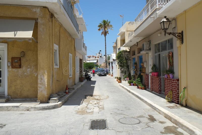 Een straat in Ierapetra, Kreta, Griekenland stock afbeeldingen Een straat in Ierapetra, Kreta, Griekenland stock afbeeldingen