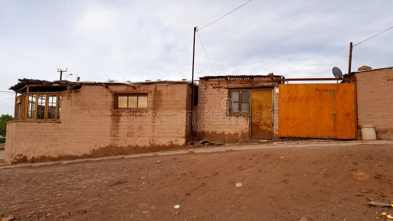 Een straat in San Pedro de Atacama met de typische adobehuizen, Chili stock foto Een straat in San Pedro de Atacama met de typische adobehuizen, Chili stock foto