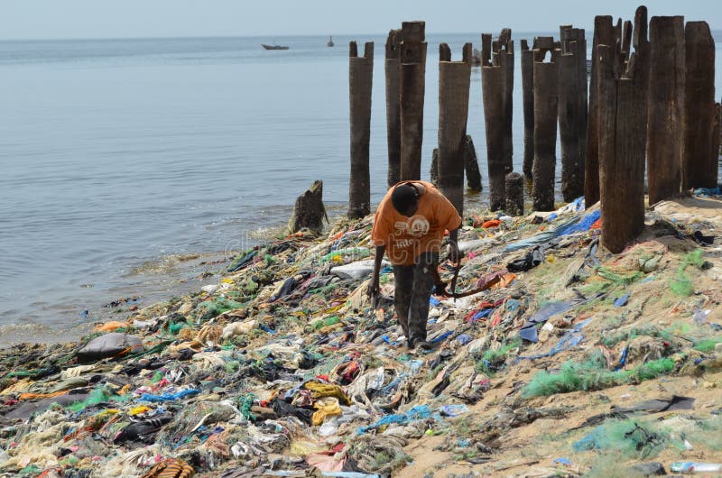 Een strand door plastic draagstoel in Tengere CÃ'te van Senegal, Westelijk Afrika wordt behandeld dat