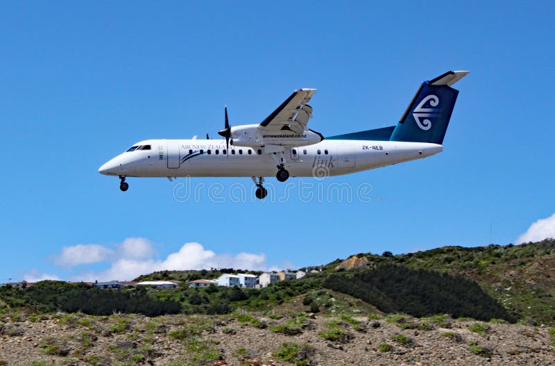 Een Streepje 8 van Air New Zealand De Havilland Canada komt binnen om bij de luchthaven van Wellington, Nieuw Zeeland te landen royalty-vrije stock afbeelding Een Streepje 8 van Air New Zealand De Havilland Canada komt binnen om bij de luchthaven van Wellington, Nieuw Zeeland te landen royalty-vrije stock afbeelding