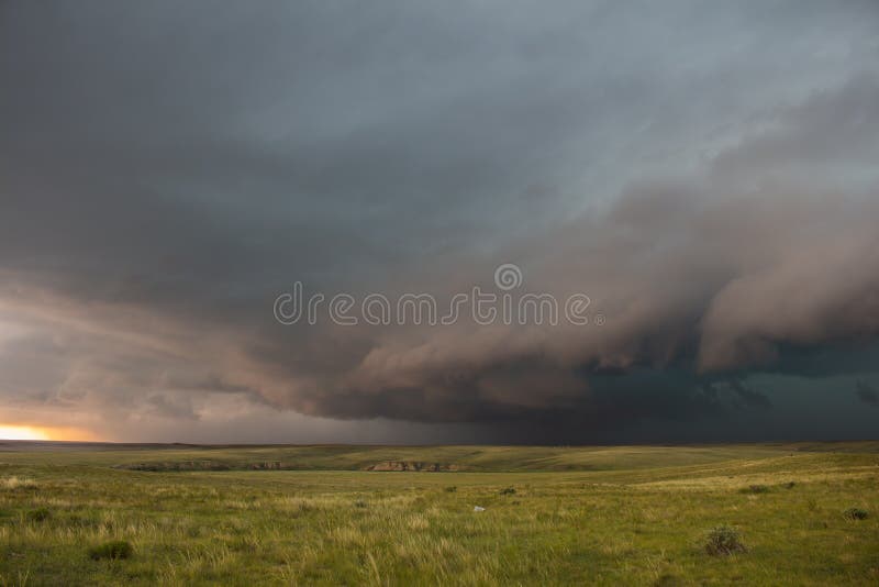 Een strenge onweersbuibenaderingen over het grote vlakteslandschap stock fotografie Een strenge onweersbuibenaderingen over het grote vlakteslandschap stock fotografie