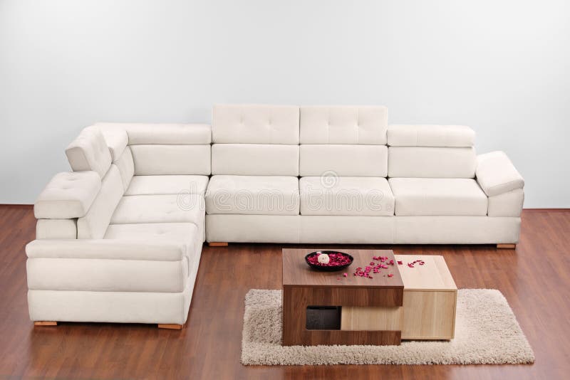 Een studio die van een woonkamer met meubilair is ontsproten stock afbeeldingen Een studio die van een woonkamer met meubilair is ontsproten stock afbeeldingen