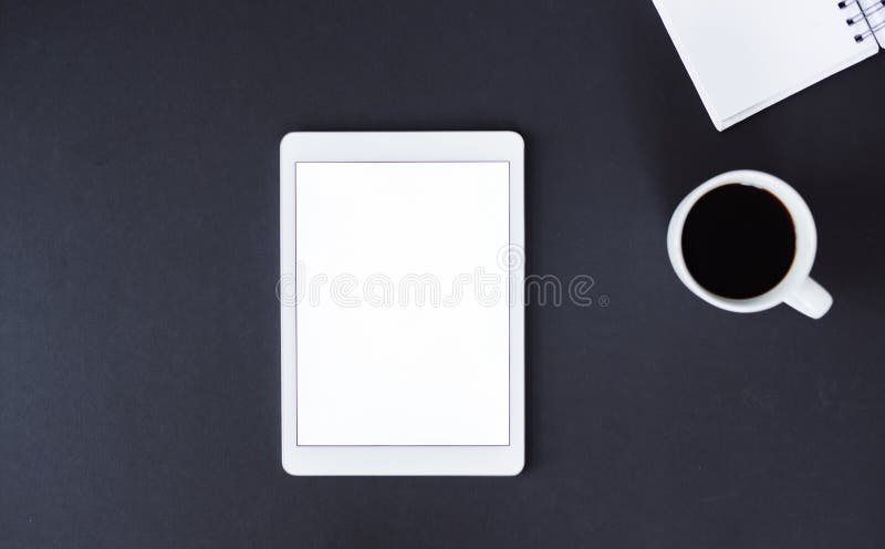 Een studio van tablet en koffie op een zwarte achtergrond wordt geschoten die Een hoogste mening De ruimte van het exemplaar stock afbeelding Een studio van tablet en koffie op een zwarte achtergrond wordt geschoten die Een hoogste mening De ruimte van het exemplaar stock afbeelding