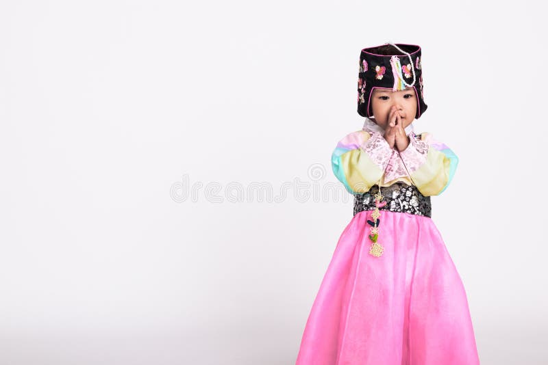 Een studioportret van een jonge meisjesgooi die een Koreaans traditioneel kostuum dragen, hanbok royalty-vrije stock foto's Een studioportret van een jonge meisjesgooi die een Koreaans traditioneel kostuum dragen, hanbok royalty-vrije stock foto's