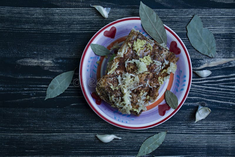 Een stuk van gezouten bacon met kruiden Traditionele Oekra?ense snack De stijl van het land royalty-vrije stock foto's Een stuk van gezouten bacon met kruiden Traditionele Oekra?ense snack De stijl van het land royalty-vrije stock foto's