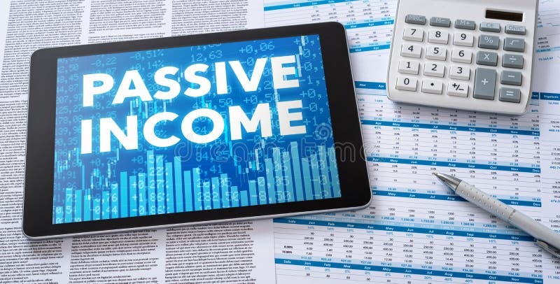 Een tablet met financiële documenten - Passief Inkomen royalty-vrije stock afbeeldingen
