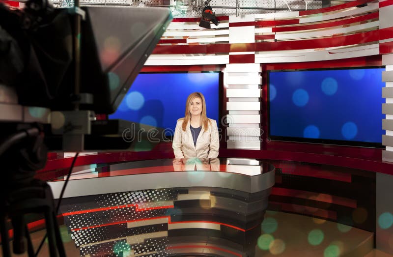 Een televisie anchorwoman bij studio royalty-vrije stock afbeeldingen Een televisie anchorwoman bij studio royalty-vrije stock afbeeldingen